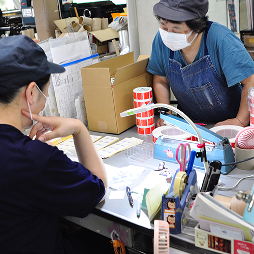 2人で検品相談中